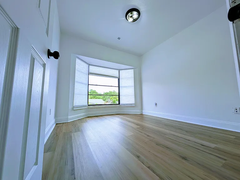 705 N Himes Ave — Photo 17