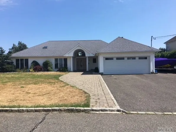 113 Lucinda Dr, Babylon, NY 11702