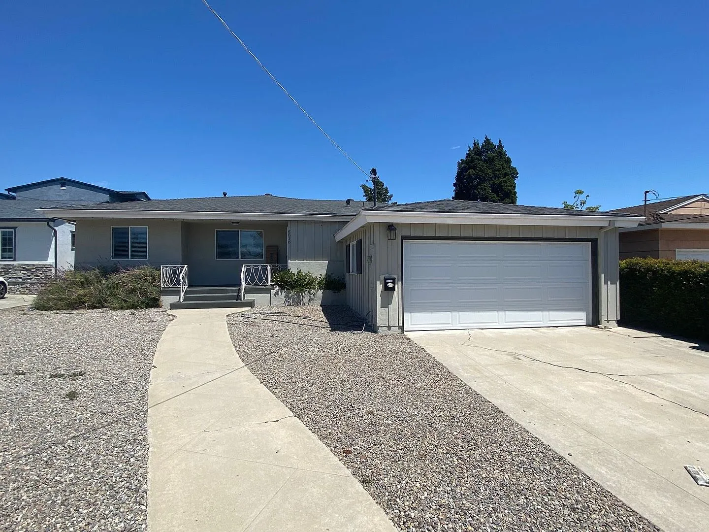 HUGE House! Big Yard! — Photo 1
