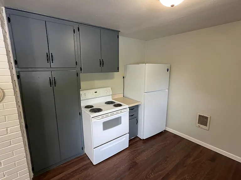 210 SE Court St — Photo 17