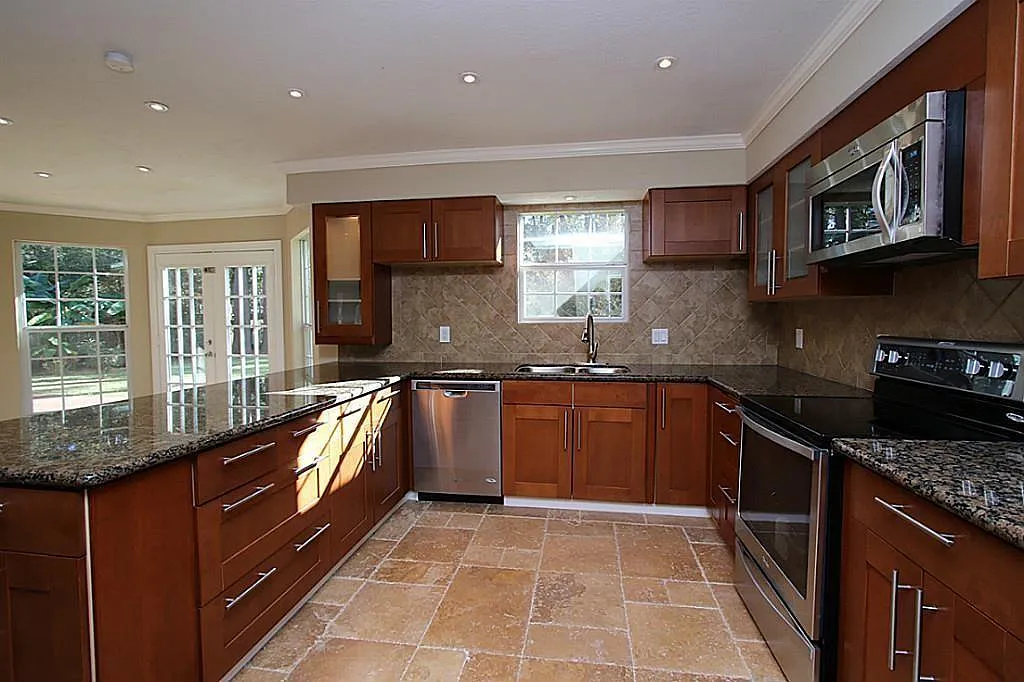 5 bed, 3.5 bath, 3500 sqft, $2,950 — Photo 4