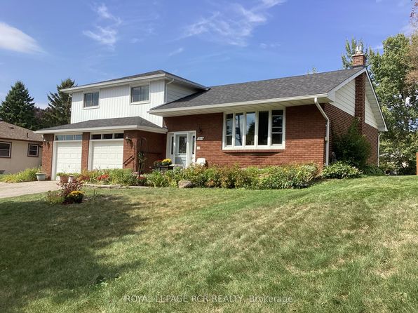 1049 Elgin St, Newmarket, ON L3Y 3C3