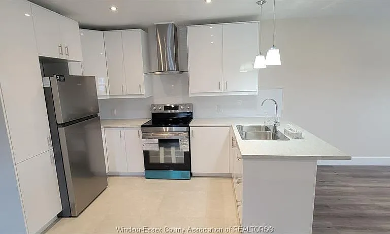 22 Robin Cres — Photo 3