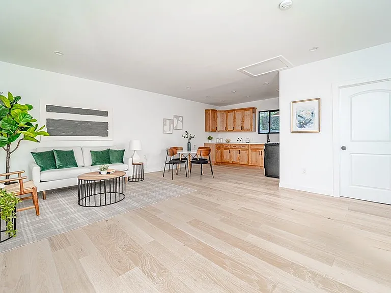 3015 1/2 Hillcrest Dr — Photo 8