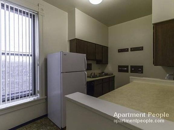 3rd image of 621 W Belmont Ave #0