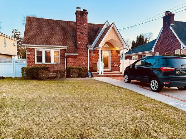 50 W 18th St, Huntington Station, NY 11746