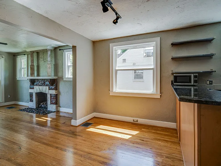 1811 Stewart Pl — Photo 2