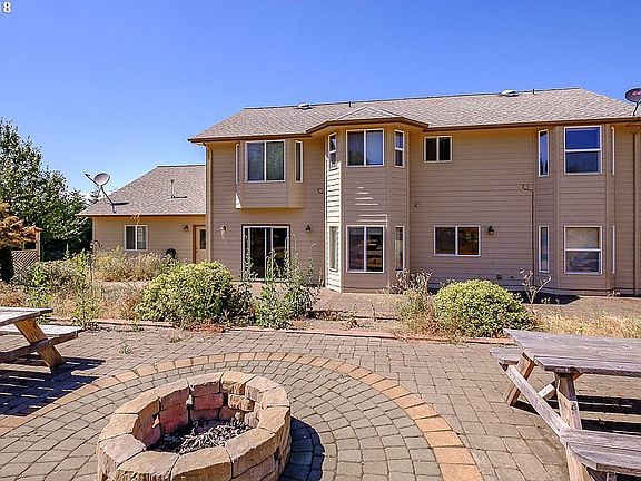 Back fire pit patio