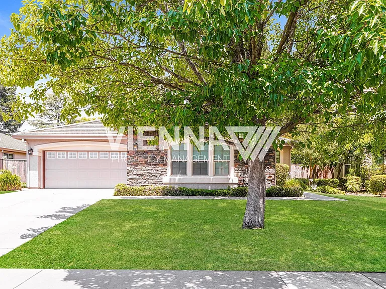 1014 Waterford Dr — Photo 1