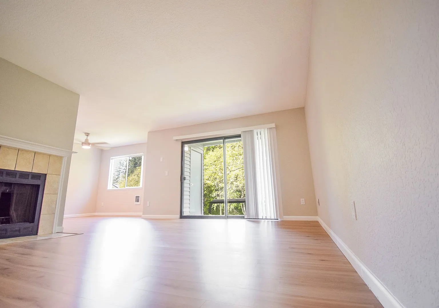 Beautiful condo in Murrayhill Woods — Photo 1