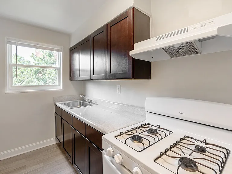 Bedford and Victoria Station Apartments — Photo 13