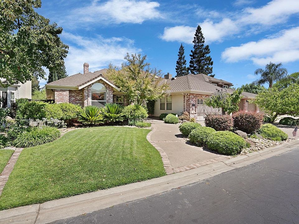 1st image of 207 River Oaks Dr