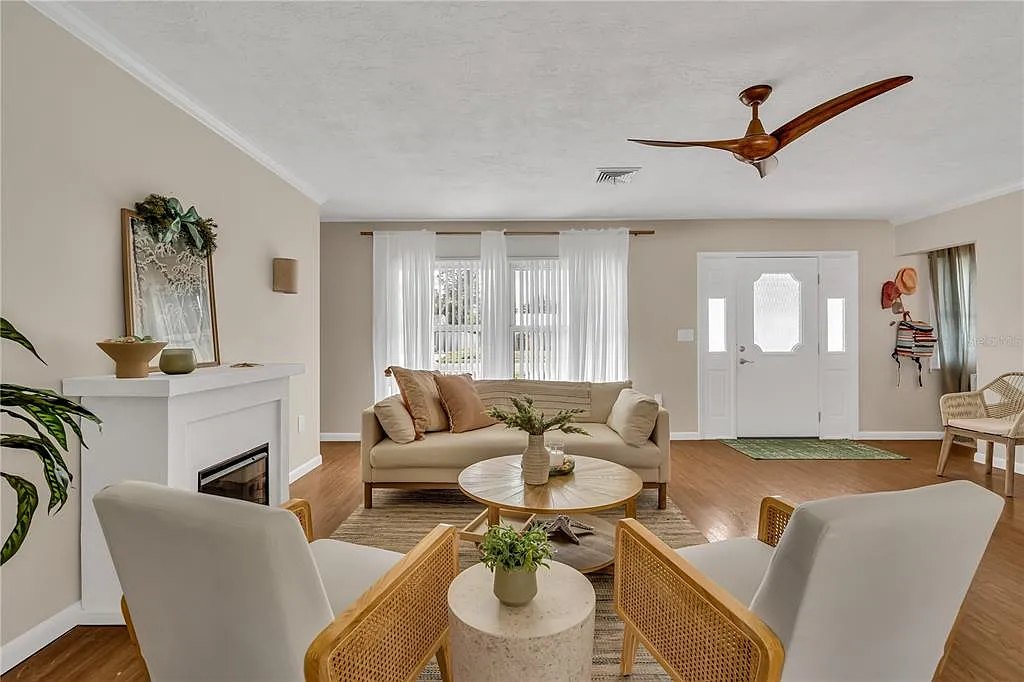 3 bed, 2.0 bath, 1726 sqft, $3,250 — Photo 3