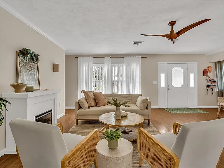 2449 Breakwater Cir — Photo 3