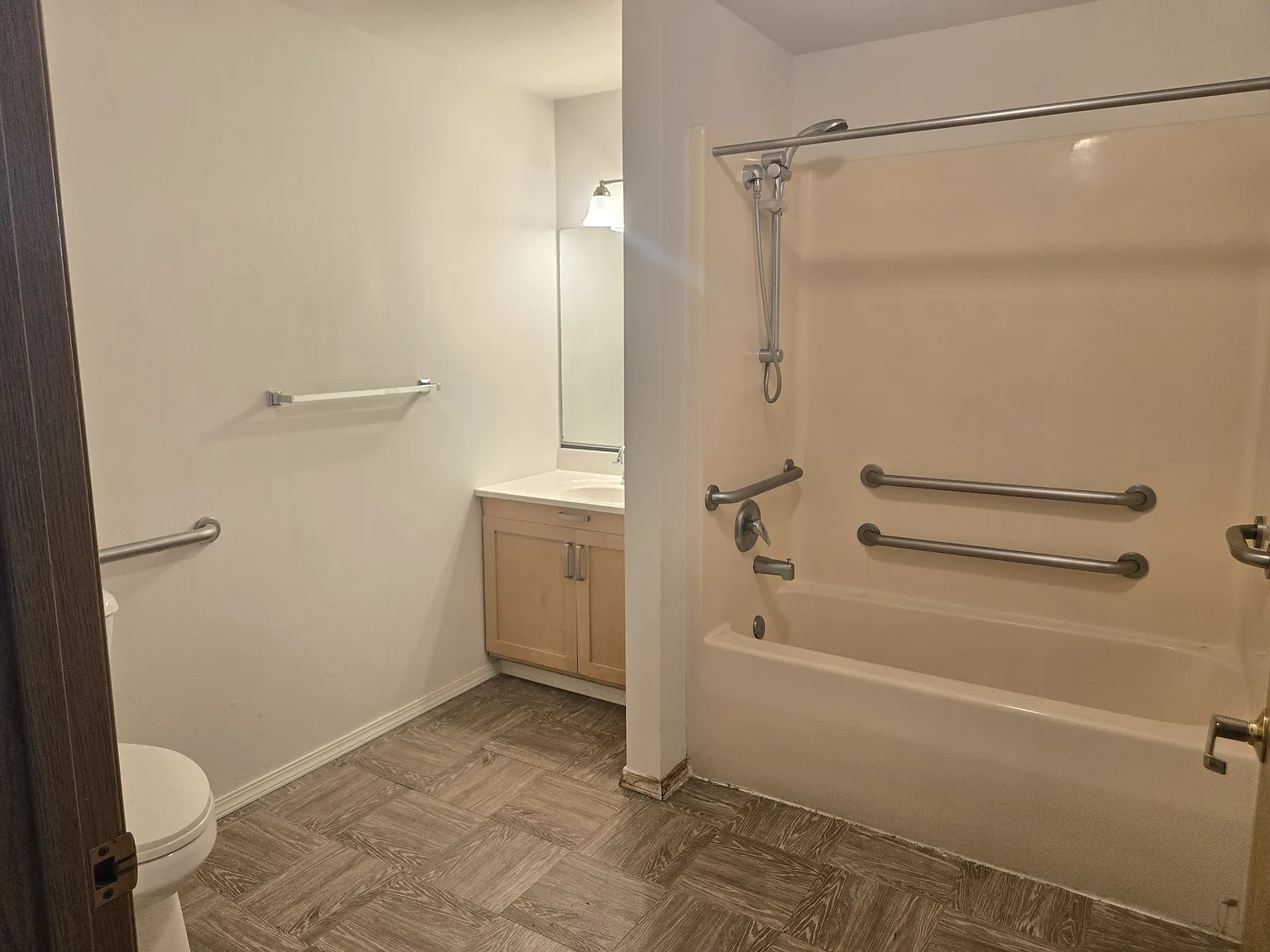 2 bed, 700 sqft, $2,000 — Photo 4