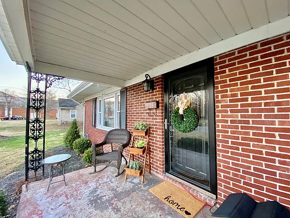 3rd image of 2118 Clinton Pl E