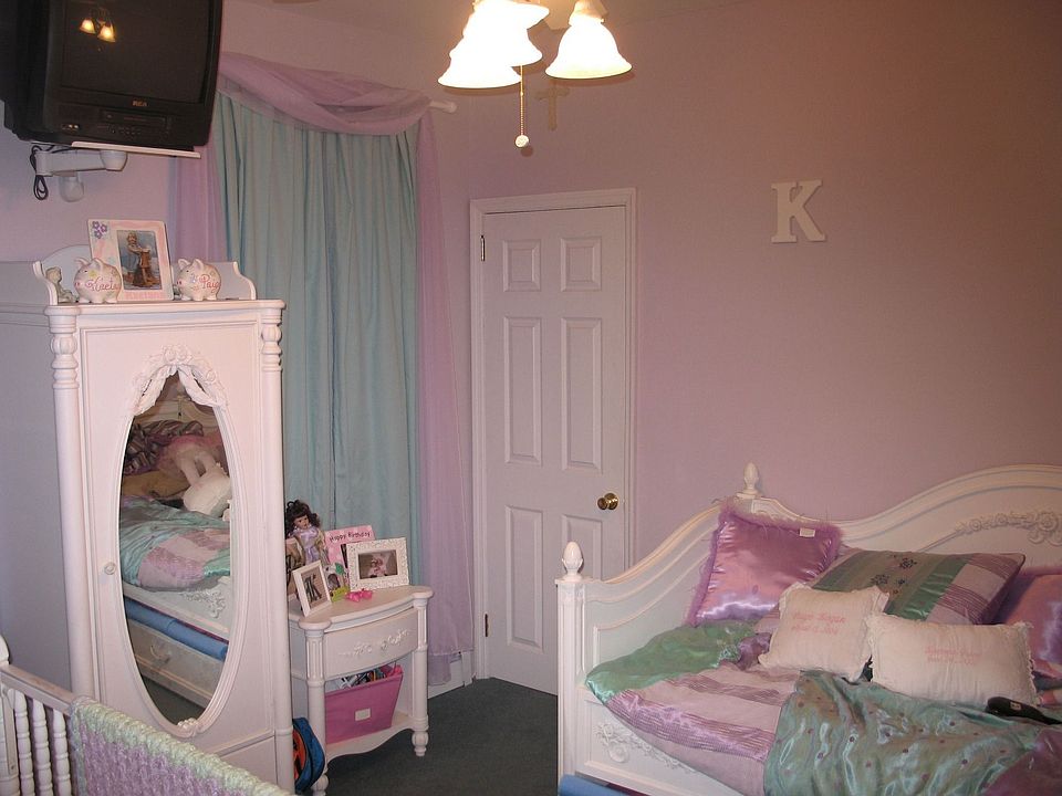 2nd image of 16 Hackett Pl