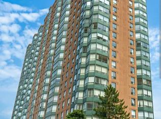 135 Hillcrest Ave #1004, Mississauga, ON L5B 4B1