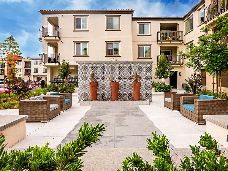Los Alamitos Luxury Apartments — Photo 6