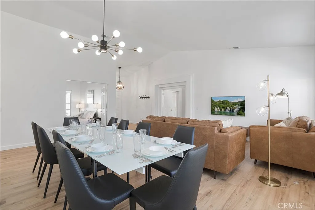 4 bed, 2436 sqft, $5,499 — Photo 3