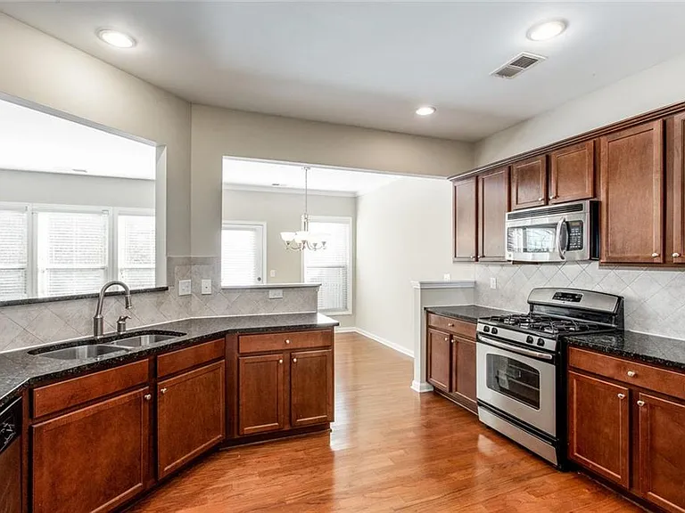 2105 Greencrest Cir — Photo 5