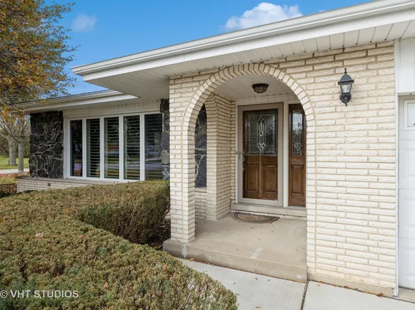 922 79th St, Darien, IL 60561