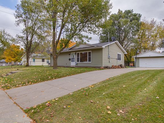 3rd image of 4820 Laurie Ln