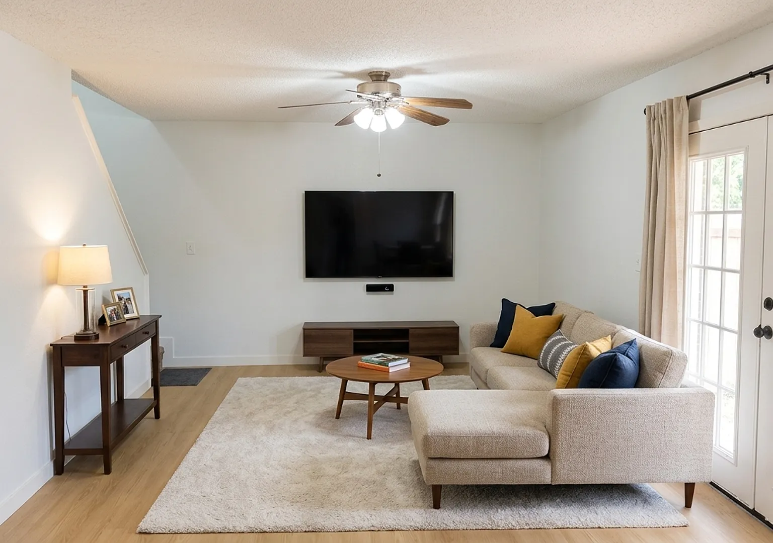 Updated 4 bedroom, 2.5 bath home! — Photo 3