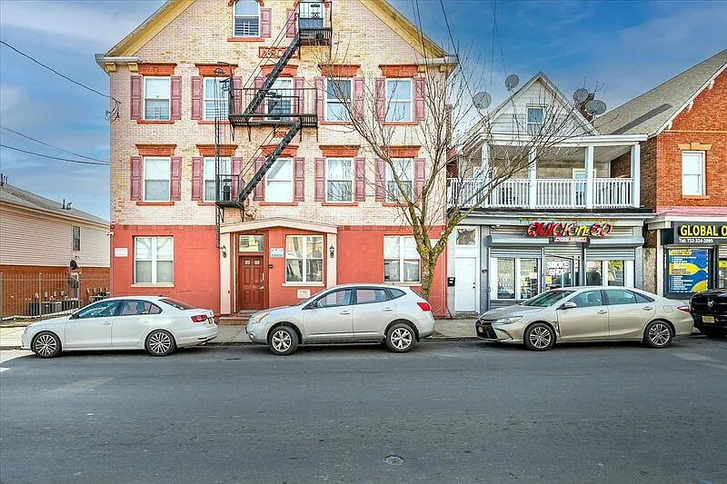 213 Hall Ave #8