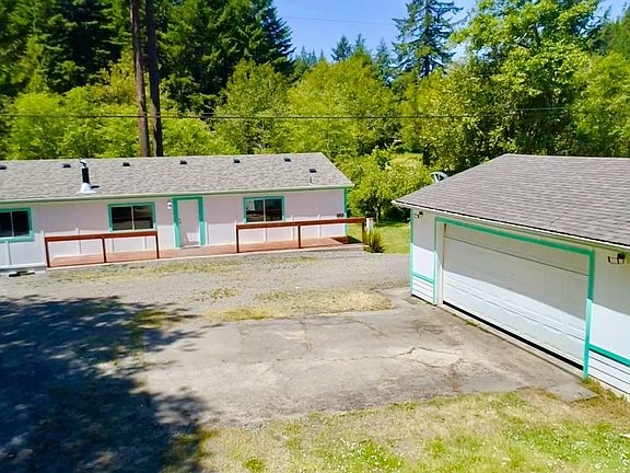 3rd image of 1020 Winchuck River Rd
