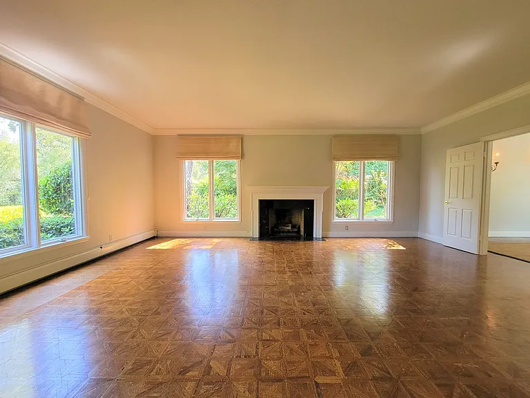 345 Selby Ln — Photo 5