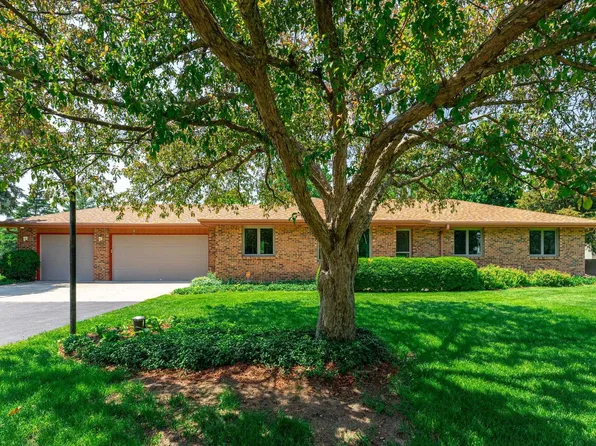 10296 Geneva Dr, Roscoe, IL 61073