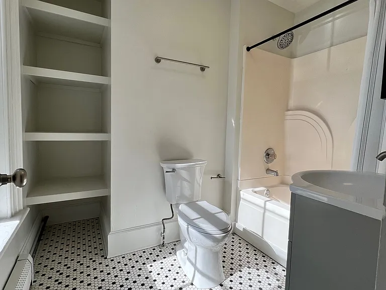 Cute tile & deep storage