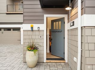 518 N 61st St, Seattle, WA 98103