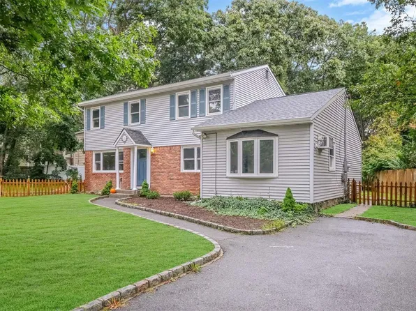 85 Pond Path, Lake Grove, NY 11755