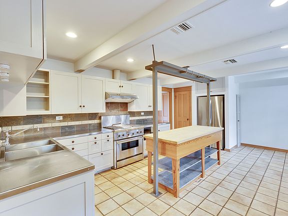 5th image of 408 Westwood Ter