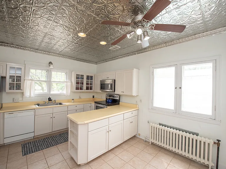 625 Robinson St — Photo 5