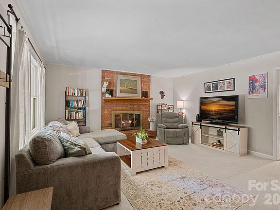3rd image of 2099 Rock Springs Cir
