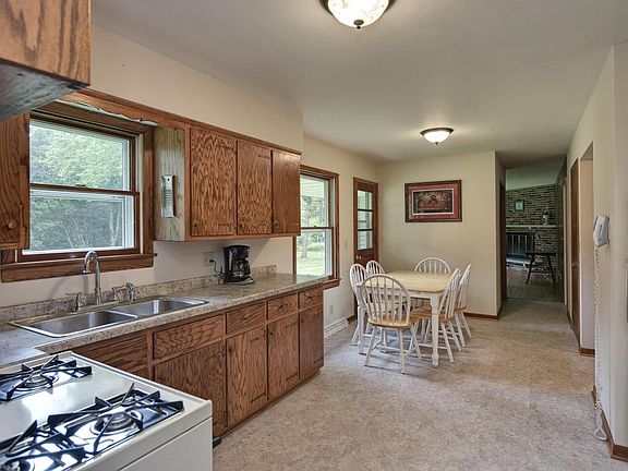 4th image of 3090 Woodford Dr