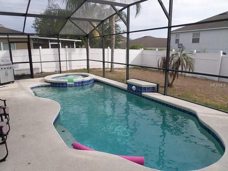 enclosed private pool & spa