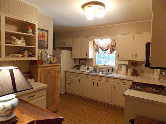2nd image of 604 Cambridge Dr