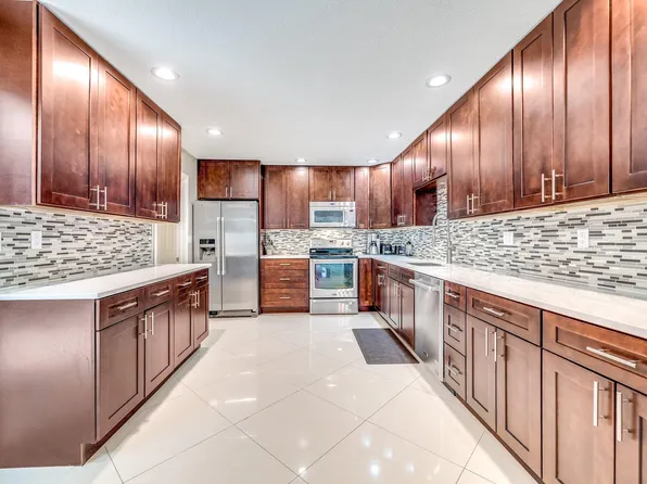 574 Juniper Pl, Wellington, FL 33414