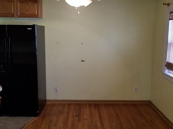 5th image of 717 W B St