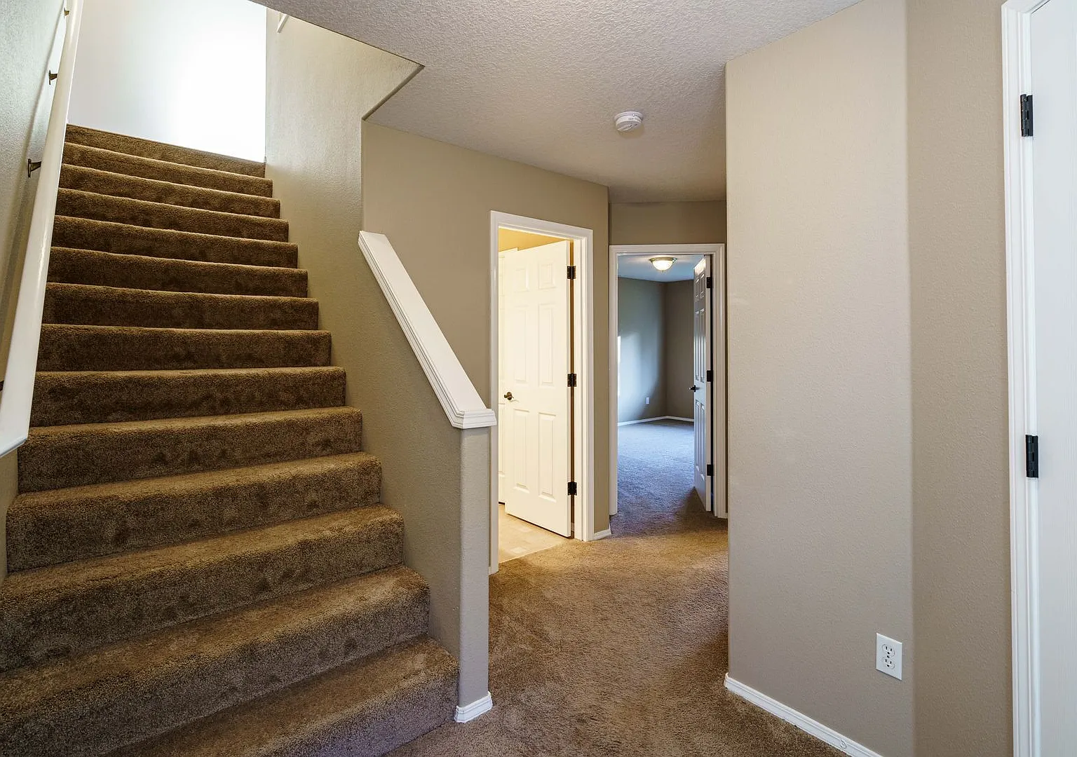 3 Bedroom 2.5 Bath Duplex -Quick Easy Access to SR 14 — Photo 2
