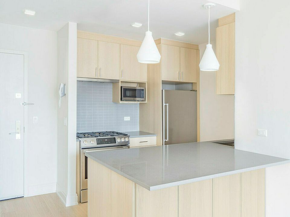 1st image of 1 Columbus Pl APT N21a