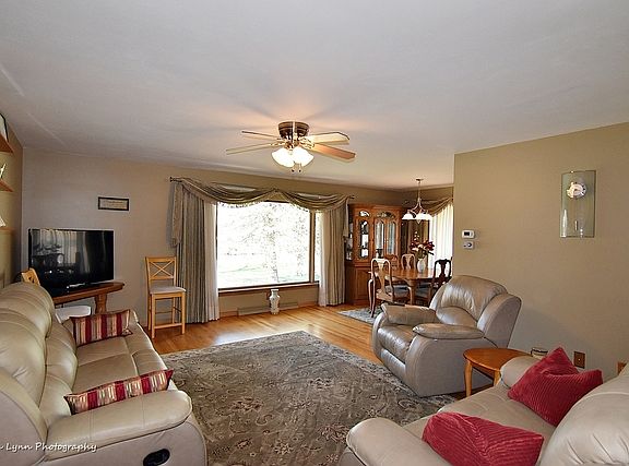 4th image of 875 W Marywood Ave