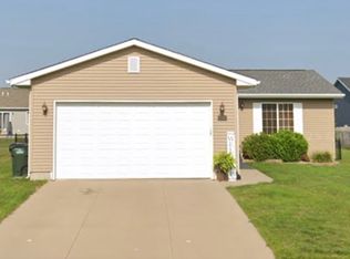 8621 Harrington Dr NE, Cedar Rapids, IA 52402