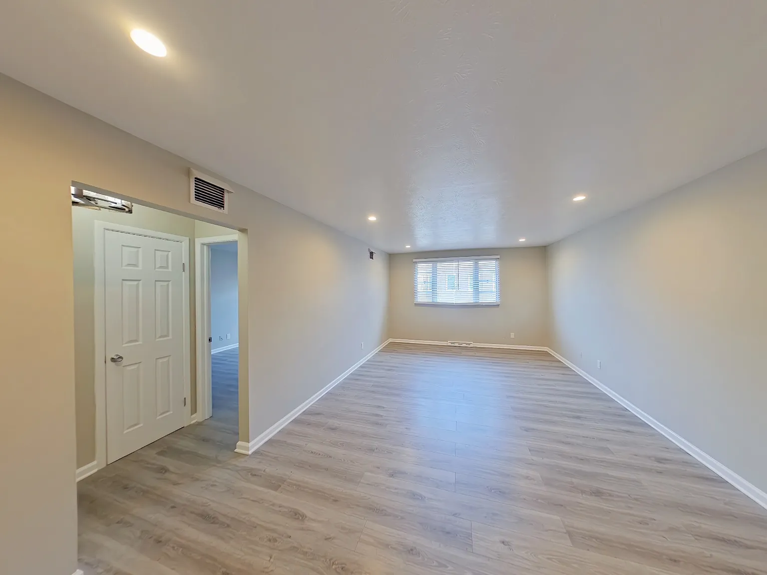 1 bed, 900 sqft, $1,350 — Photo 1