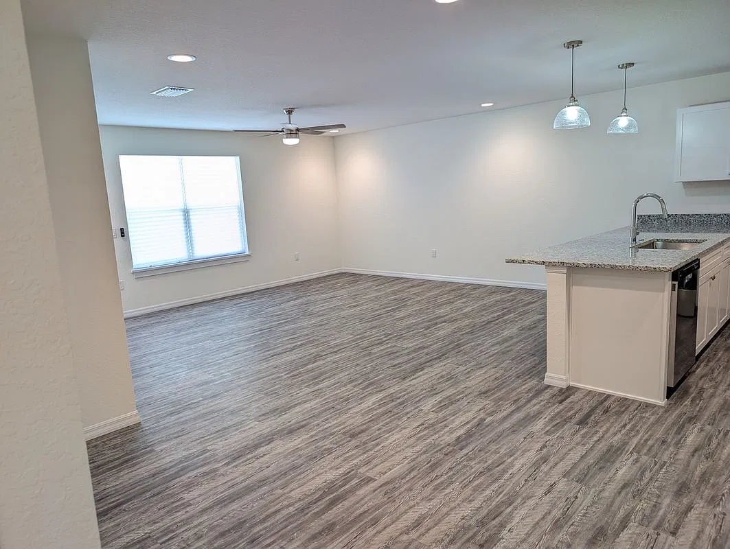 819 NE 10th St — Photo 3