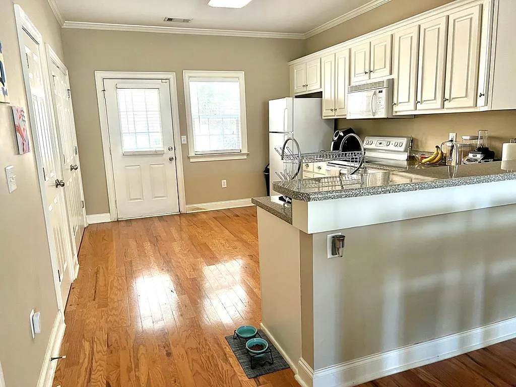 2 bed, 2.5 bath, 1184 sqft, $1,600 — Photo 3